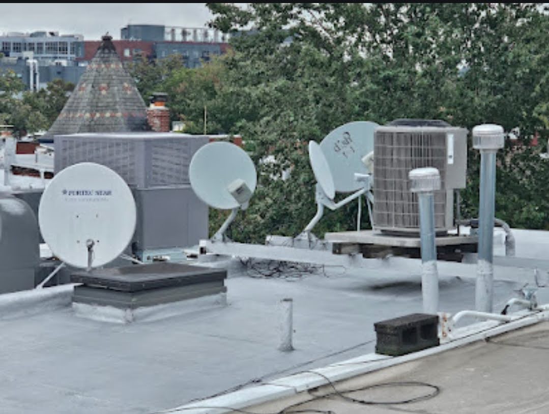 Old rooftop antenna and satellite dishes in Washington DC