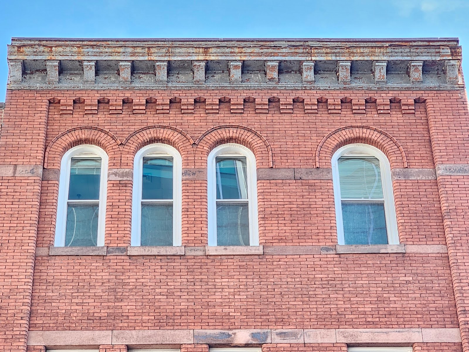 Masonry cornice with integrated water table