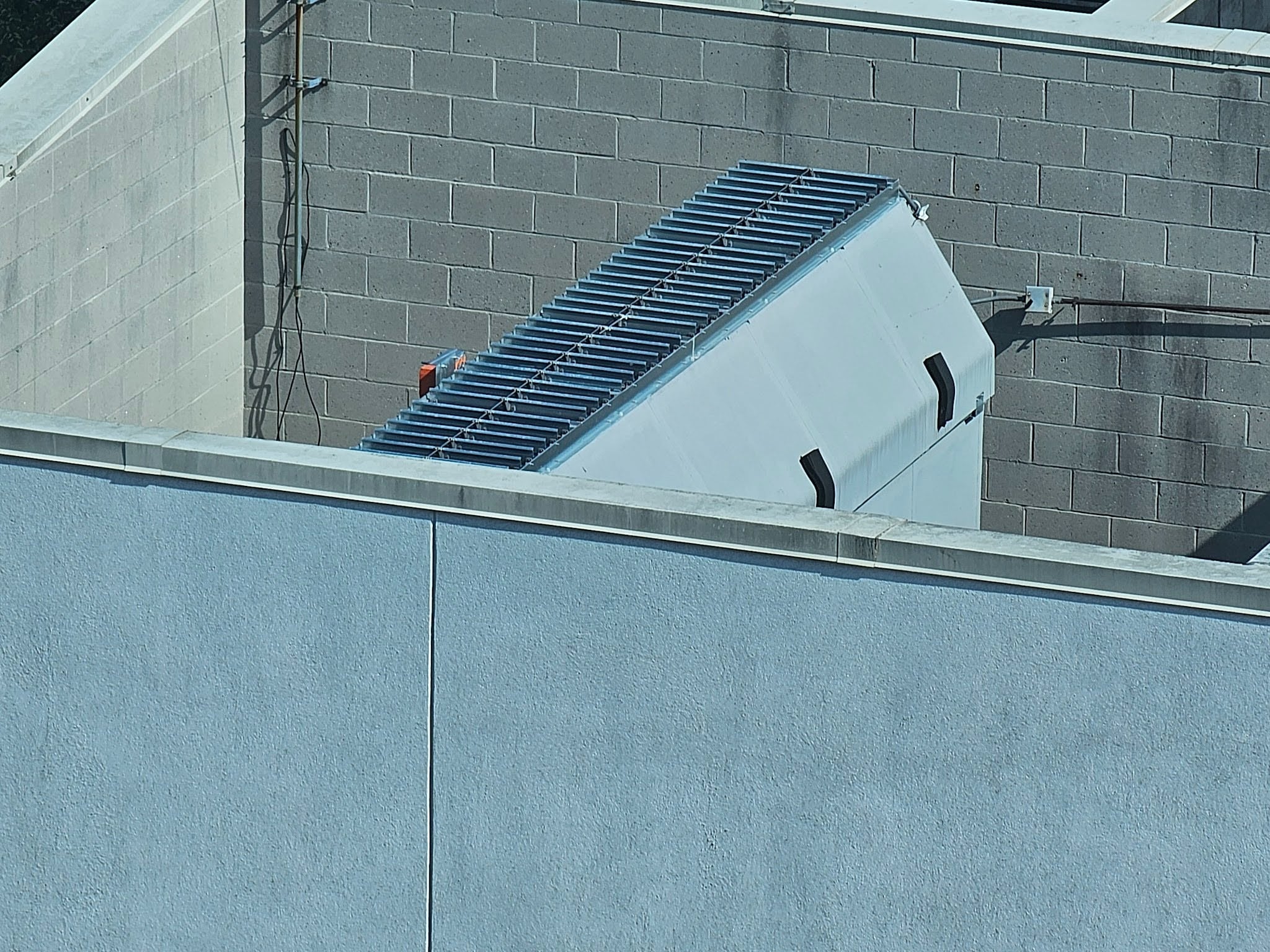 Example of a ballasted roof installation with gravel surface covering