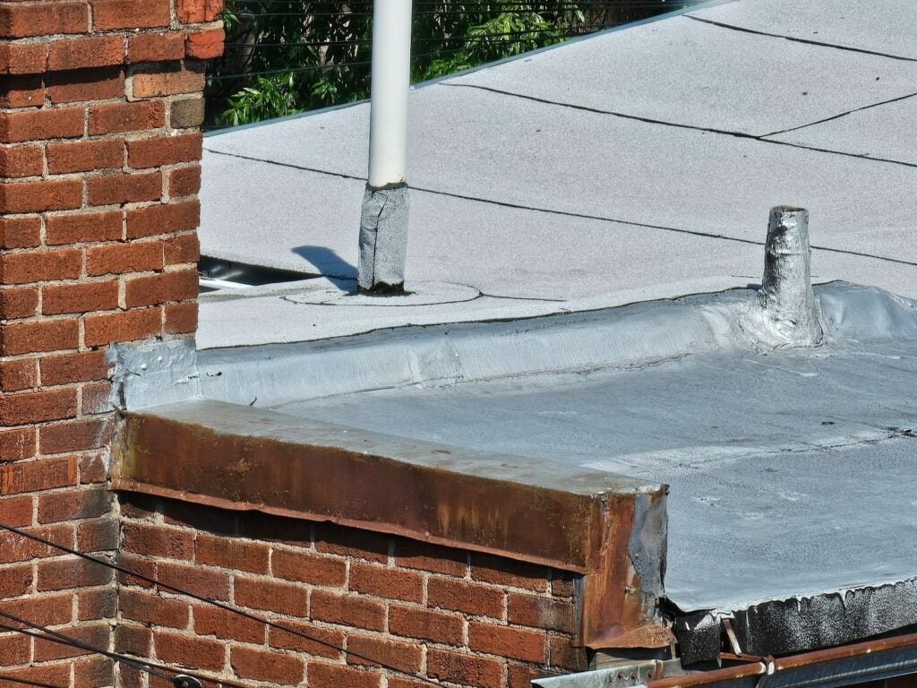Close-up of roof edges without a continuous parapet separation