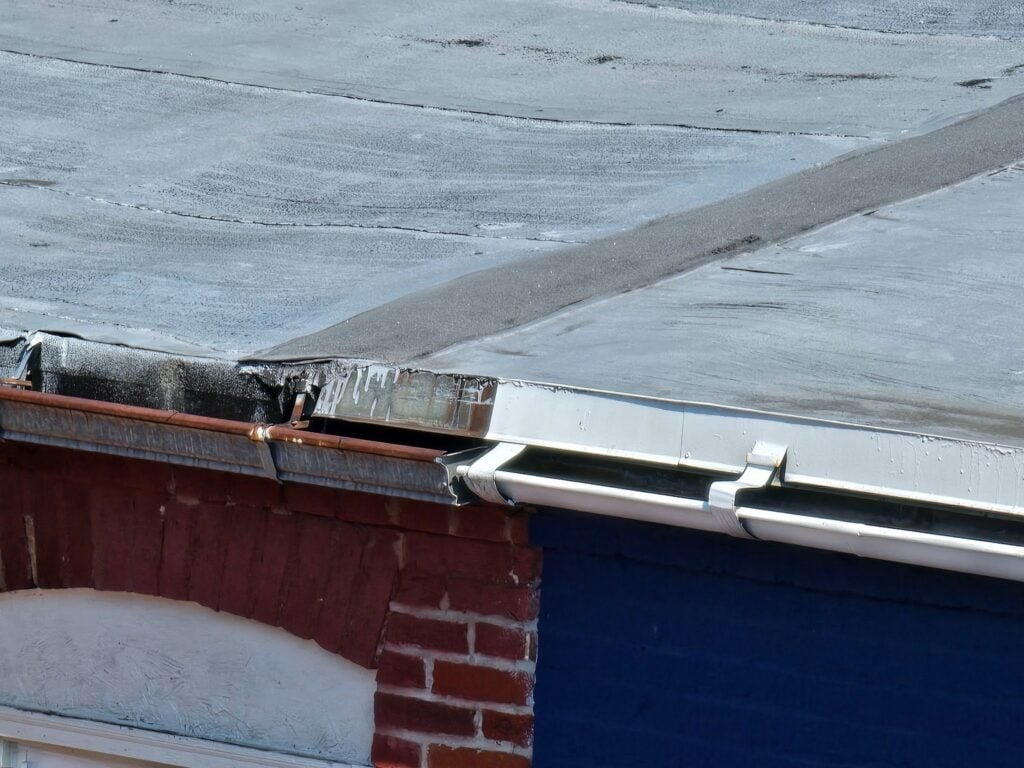 Historic building roofs without separating parapets
