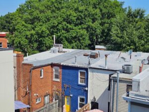 Rooftops without separating parapet walls between adjacent buildings